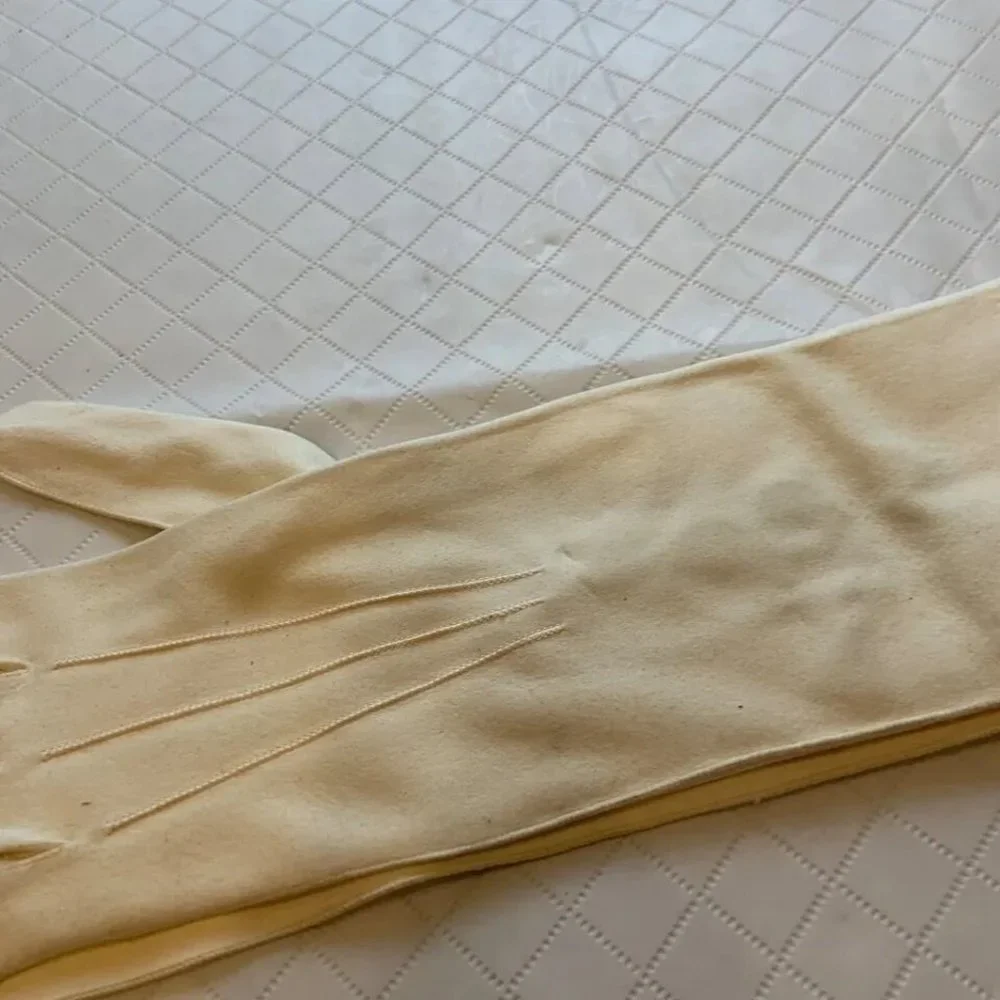 Vintage Galeries Lafayette Grand Prix Paris Suede Extra White Gloves